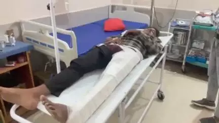सिधौली: सिधौली के मिश्रीख मार्ग पर खड़ी बाइक में ई-रिक्शा टकराया, बाइक पर बैठे युवक हुए घायल
