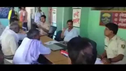 पताही: पताही थाना परिसर में बकरीद पर्व को लेकर शांति समिति की बैठक हुई, दोनों समुदाय के लोगों ने लिया भाग