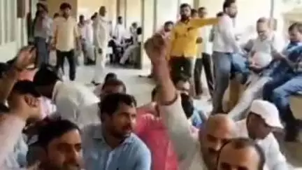 सकलडीहा: अवैध खनन रोकने गए लेखपाल को मिली धमकी, धानापुर थाना में आरोपी के खिलाफ मुकदमा दर्ज, लेखपालों का धरना समाप्त