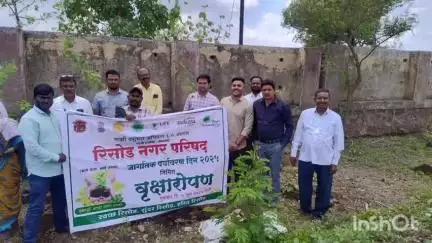 रिसोड: जागतिक पर्यावरण दिनानिमित्ताने रिसोड नगर परिषद च्या वतीने मुख्याधिकारी सतिश शेवदा यांच्या अध्यक्षतेखाली वृक्षारोपण