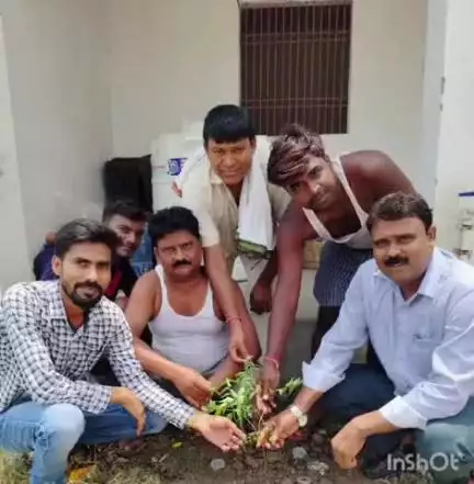 महुआ: महुआ के परसोनिया में समाजसेवी डॉक्टर अजय कुमार के नेतृत्व में पौधारोपण अभियान, लगाए गए दर्जनों पौधे