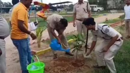 सिमडेगा: विश्व पर्यावरण दिवस पर सिमडेगा पुलिस द्वारा वृक्षारोपण कार्यक्रम का आयोजन