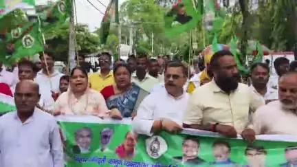 कटिहार: बिहार में बढ़ते अपराध के खिलाफ राजद नेताओं का आक्रोश मार्च, समाहरणालय के समक्ष किया प्रदर्शन