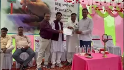कुटुंबा: चिरैयाटांड़ में पर्यावरण संरक्षण हेतु कार्यशाला का आयोजन, पक्षियों को सहारा देने के लिए प्रेमियों ने बांटे घोसलें