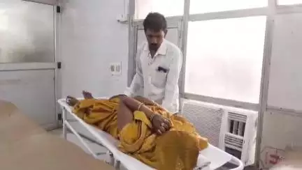 महोबा: पवा तिराहा के पास चार पहिया वाहन की टक्कर से बाइक सवार पति-पत्नी और दो मासूम बच्चे हुए घायल, जिला अस्पताल में उपचार जारी