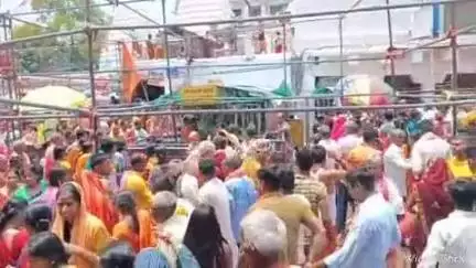 देवघर: गंगा दशहरा पर बाबा मंदिर में उमड़ी श्रद्धालुओं की भीड़