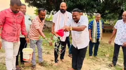 ତାଳଚେର ସଦର: ଗମ୍ଭାରୀଡିହ ଠାରେ ବୃକ୍ଷ ରୋପଣ କାର୍ଯ୍ୟକ୍ରମରେ ଯୋଗ ଦେଲେ ତାଳଚେର ବିଧାୟକ ବ୍ରଜ କିଶୋର ପ୍ରଧାନ
