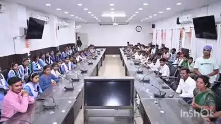 धमतरी: जिला मुख्यालय पर शैक्षणिक भ्रमण पर आए स्कूली बच्चों ने कलेक्टर से की मुलाकात, बच्चों को बताए सफलता के मंत्र
