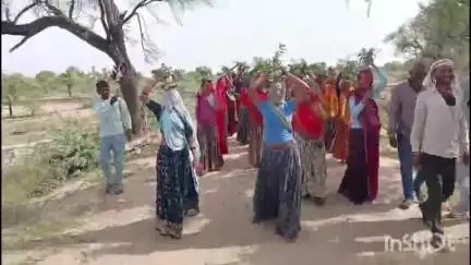 फूलिया कलां: वंदे गंगा अभियान के तहत देवरिया गांव के देवतलाई तालाब पर महिलाओं ने निकाली कलश यात्रा