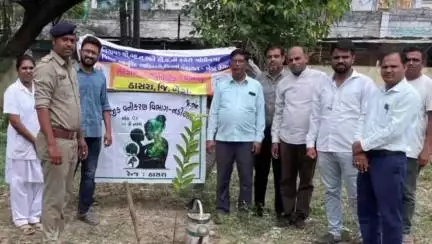 ઠાસરા: ઠાસરા સામૂહિક આરોગ્ય કેન્દ્ર ખાતે વિશ્વ પર્યાવરણ દિવસ નિમિત્તે વૃક્ષારોપણ નો કાર્યક્રમ યોજાયો