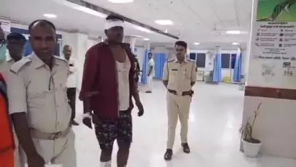 सिवान: शराब माफियाओं ने एक युवक का अपहरण कर पेड़ से बांधकर पीटा, अस्पताल में भर्ती