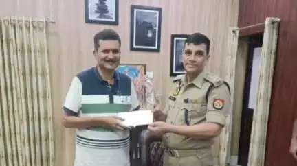 रामपुर: एसपी विद्यासागर मिश्र ने पुलिस कार्यालय में अच्छे कार्यों के लिए रिट सेल प्रभारी को नगद धनराशि देकर किया पुरस्कृत