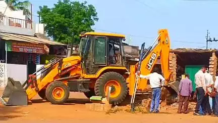 वारासिवनी: ग्राम मेहंदीवाड़ा में राजस्व व पंचायत अमले ने हटाया अतिक्रमण, प्रतीक्षालय की जगह चल रही थी दुकान