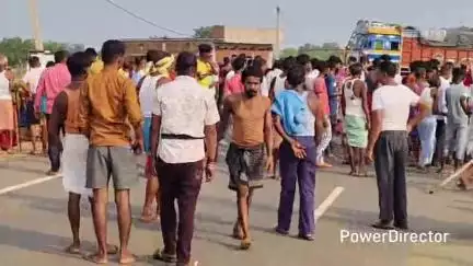 सारवां: शौच के बाद पुलिया निर्माण के गड्ढे में करंट लगने से नौखिल निवासी युवक की मौत, सड़क जाम