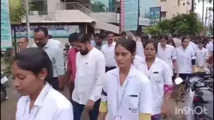 मिरज: सांगलीतील आदित्य हॉस्पिटल तोडफोड प्रकरणी सांगलीत सर्व डॉक्टर संघटनेकडून मुकमोर्चा