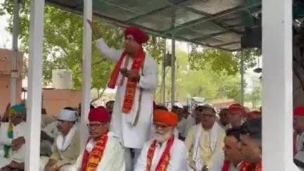 पीलूपुरा में गुर्जर महापंचायत को सफल बनाने के लिए बैंसला ने कैमरी क्षेत्र के 12 गांवों को जगदीश धाम पर बांटे पीले चावल