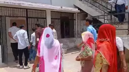 વડગામ: જોઈતા ગામના ચૂંટણી ફોર્મ માટે મોટી સંખ્યામાં મહિલાઓ અને આગેવાનો નામાંકન ફોર્મ ભરવા માટે ઉપસ્થિત રહ્યા હતા