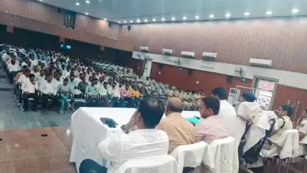 औरंगाबाद: शहर के नगर भवन में बकरीद पर्व को लेकर अनुमंडल पदाधिकारी ने प्रतिनियुक्त दंडाधिकारियों को किया ब्रीफिंग