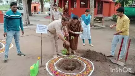 झाबुआ: झाबुआ में ऑपरेशन सिंदूर के उपलक्ष्य में पुलिस अधीक्षक द्वारा सिंदूर व पंचवृक्ष के पौधों का रोपण
