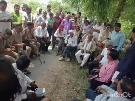 मेहदावल: सेंदुरिया माइनर के लिए भूमि अधिग्रहित करने पहुंचे विभाग के खिलाफ किसान हुए अक्रोशित