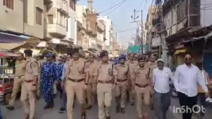 फिरोज़ाबाद: फ़िरोज़ाबाद में बकरीद से पहले DIG का फ्लैग मार्च, सौहार्द बिगाड़ने वालों पर टूटेगा कानून का डंडा