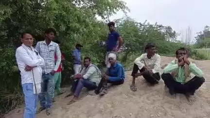 फतेहपुर: बकेवर के भेलगांव मोड़ के पास बीमारी से तंग मजदूर ने फांसी लगाकर दी जान, परिजनों का रहा बुरा हाल
