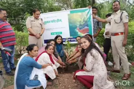 झाबुआ: झाबुआ कलेक्टर कार्यालय परिसर में कलेक्टर और पुलिस अधीक्षक ने किया पौधारोपण