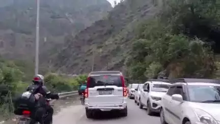 कुल्लू: भुंतर-मणिकर्ण सड़क मार्ग पर दिन भर लगी रही समस्या, लोग हुए परेशान