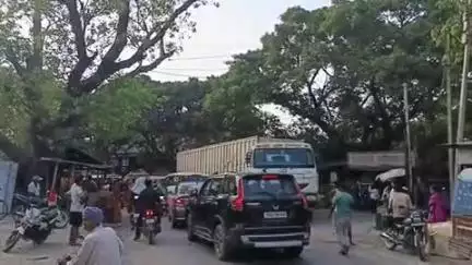 महुआ: महुआ ताजपुर मार्ग पर कुशहर चौक के पास दो वाहन चालकों के बीच विवाद, जमकर हुआ हंगामा