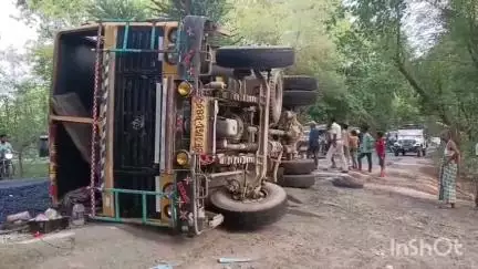 कल्याणपुर: बघमारा पुल के पास गिट्टी से भरा ट्रक पलटा, बाइक सवार पति-पत्नी घायल