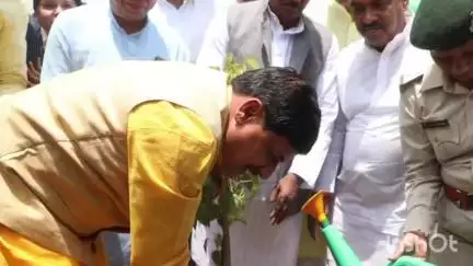 उज्जैन शहर: मुख्यमंत्री डॉ. मोहन यादव ने विश्व पर्यावरण दिवस पर दताना एयर स्ट्रीप में सिंदूर का पौधा रोपा