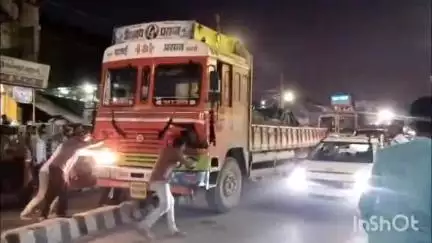 ఆదోని: ఆదోనిలో డివైడర్ పై దూసుకెళ్లిన లారీ