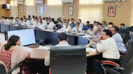 सागर नगर: कलेक्टर कार्यालय में राजस्व अधिकारियों की बैठक का आयोजन किया गया