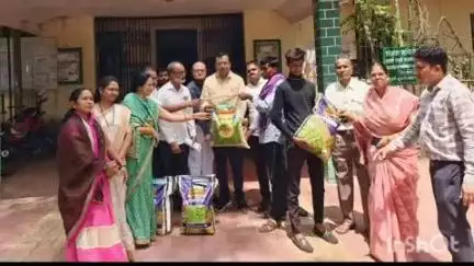 गोंदिया: पंचायत समिती येथे शेतकरी बांधवांना धान बियाणे वाटप करून जि.प. चे माजी अध्यक्ष पंकज रहांगडाले  यांनी साधला संवाद