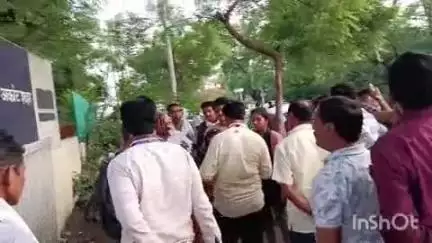 अकोट: अंजनगाव मार्गावरील तलाठी कार्यालय येथे मंडळ अधिकाऱ्यावर हल्ला;मंडळ अधिकारी जखमी