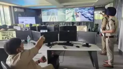 हरिद्वार: गंगा दशहरे के स्नान पर ट्रैफिक व्यवस्था का जायजा लेने CCR भवन में बने कंट्रोल रूम पहुंचे एसएसपी प्रमेंद्र सिंह डोबाल