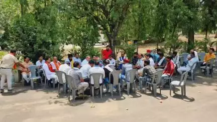 शमशाबाद: दयानंदपुर स्थित निवास पर विधायक सूर्य प्रकाश मीणा ने सुनीं समस्याएँ, निराकरण को लेकर अधिकारियों को दिए निर्देश