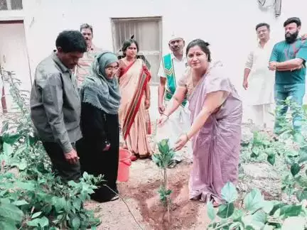 నిర్మల్: పర్యావరణ పరిరక్షణకు ప్రతి ఒక్కరూ మొక్కలు నాటాలి: కలెక్టర్‌ క్యాంపు ఆవరణలో కలెక్టర్ అభిలాష అభినవ్