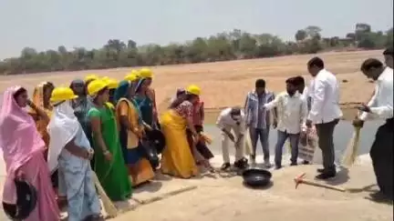 पलारी: ग्राम अमेठी में आज विश्व पर्यावरण दिवस का आयोजन किया गया, साथ ही साफ-सफाई भी की गई