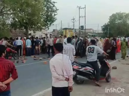 उरई: उरई निवासी युवक की संदिग्ध हालत में हुई मौत के बाद परिजनों ने शव को सड़क पर रखकर लगाया जाम