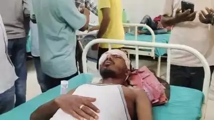 दुमका: श्रीअमर में आपसी विवाद में मारपीट, नीतीश हेंब्रम और श्रवण टुडू घायल, अस्पताल में भर्ती