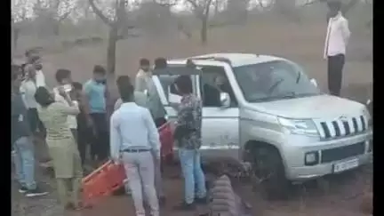 तेंदूखेड़ा: नरगवा के समीप अनियंत्रित होकर खाई में गिरी एक्सयूवी कार, दो सगे भाई हुए घायल