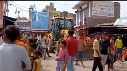 बिसवां: सेवता में विधायक के धरने के बाद अतिक्रमण हटाने पहुंचा बुलडोजर, दुकानदारों के निवेदन पर कार्रवाई दो दिन के लिए टली