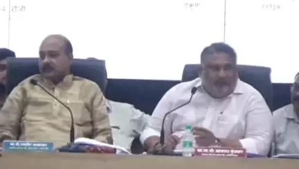 अकोला: ३७४ कोटी २१ लाख रुपयांच्या विकासकामांना मान्यता, पालकमंत्री फुंडकर यांचे जिल्हा नियोजन समिती बैठकीत निर्देश