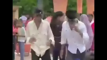गौरीगंज: गौरीगंज स्थित उल्टा गढ़ा हनुमान जी की प्रतिमा के सामने दो युवकों का अश्लील गाने पर डांस का वीडियो जमकर हो रहा वायरल