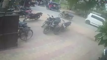बक्सर: बक्सर बायपास रोड से दिनदहाड़े सैनिक की बाइक चोरी, घटना सीसीटीवी में कैद