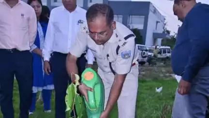 आज दिनांक 05 जून 2025 को विश्व पर्यावरण दिवस के मौके पर पुलिस अधीक्षक, गिरिडीह के द्वारा पपरवाँटांड स्थित समाहरणालय परिसर में पौधारोपण किया गया एव पर्यावरण का ख्याल करने व बचाये रखने के लिए लोगों को प्रेरित किया।