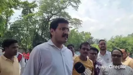 कोढ़ा: कोढ़ा: कोलासी में वृक्षारोपण कार्यक्रम में DM ने कहा, जिले में दो-तीन महीने में लगेंगे पाँच लाख से ज्यादा पेड़