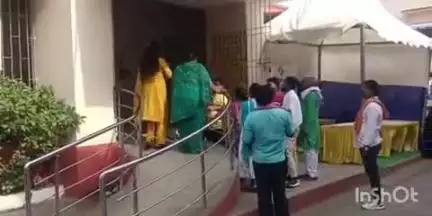 खुसरूपुर: नगर पंचायत खुसरूपुर में आम चुनाव के लिए नामांकन के अंतिम दिन कई प्रत्याशियों ने किया नामांकन