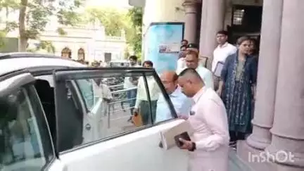 हापुड़: नगर विकास विभाग के विशेष सचिव उदय भानु त्रिपाठी ने हापुड पहुंचकर नगर पालिका का निरीक्षण किया